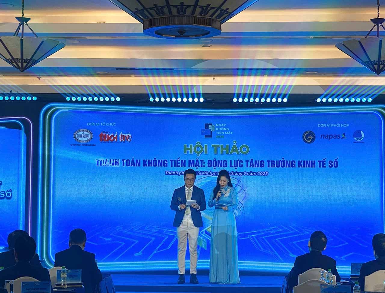 Cũng trong khuôn khổ chương trình, Hội thảo “ Thanh toán không tiền mặt: Động lực tăng trưởng kinh tế số” được được tổ chức tại Khách sạn Rex, hội thảo là dịp để nhìn lại chặng đường triển khai Đề án phát triển thanh toán không dùng tiền mặt giai đoạn 2021–2025 theo Quyết định 1813 của Thủ tướng Chính phủ. Đây cũng là không gian để những người quản lý, điều hành, chuyên gia trong ngành tài chính – ngân hàng, công nghệ tài chính, truyền thông và người làm chính sách cùng đối thoại, cùng hiến kế để thúc đẩy một hệ sinh thái thanh toán số mạnh mẽ, bao trùm và bền vững hơn trong giai đoạn tới.