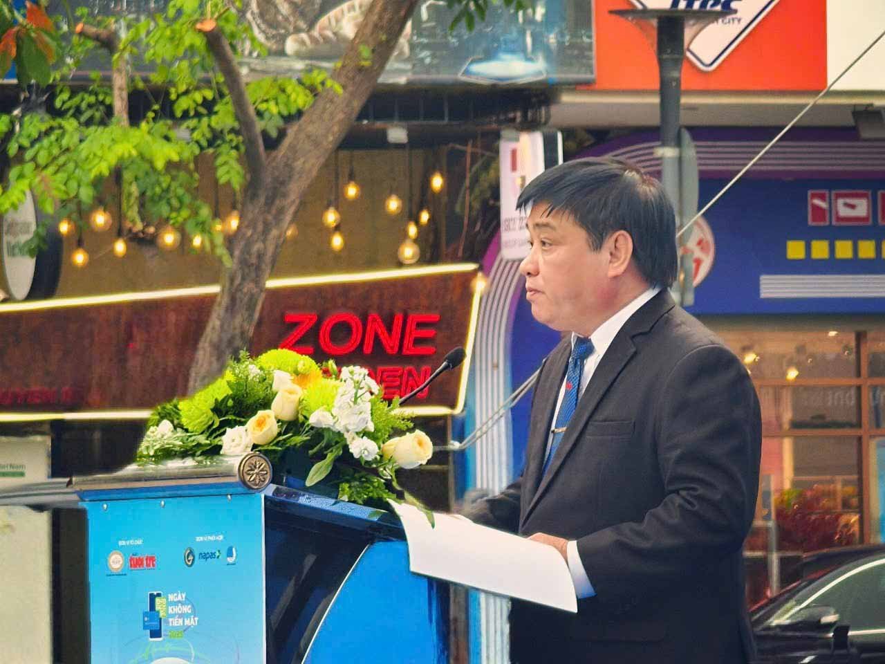 Ông Lê Thế Chữ - Tổng Biên tập Báo Tuổi trẻ phát biểu khai mạc Lễ hội Ngày không tiền mặt 2025, ông nhấn mạnh giá trị tích cực của thanh toán không tiền mặt, góp phần định hình và củng cố thói quen, thay đổi hành vi sử dụng các phương thức, phương tiện thanh toán số, khẳng định vai trò chiến lược của thanh toán không tiền mặt trong việc xây dựng một nền kinh tế số hiện đại, minh bạch và bền vững.