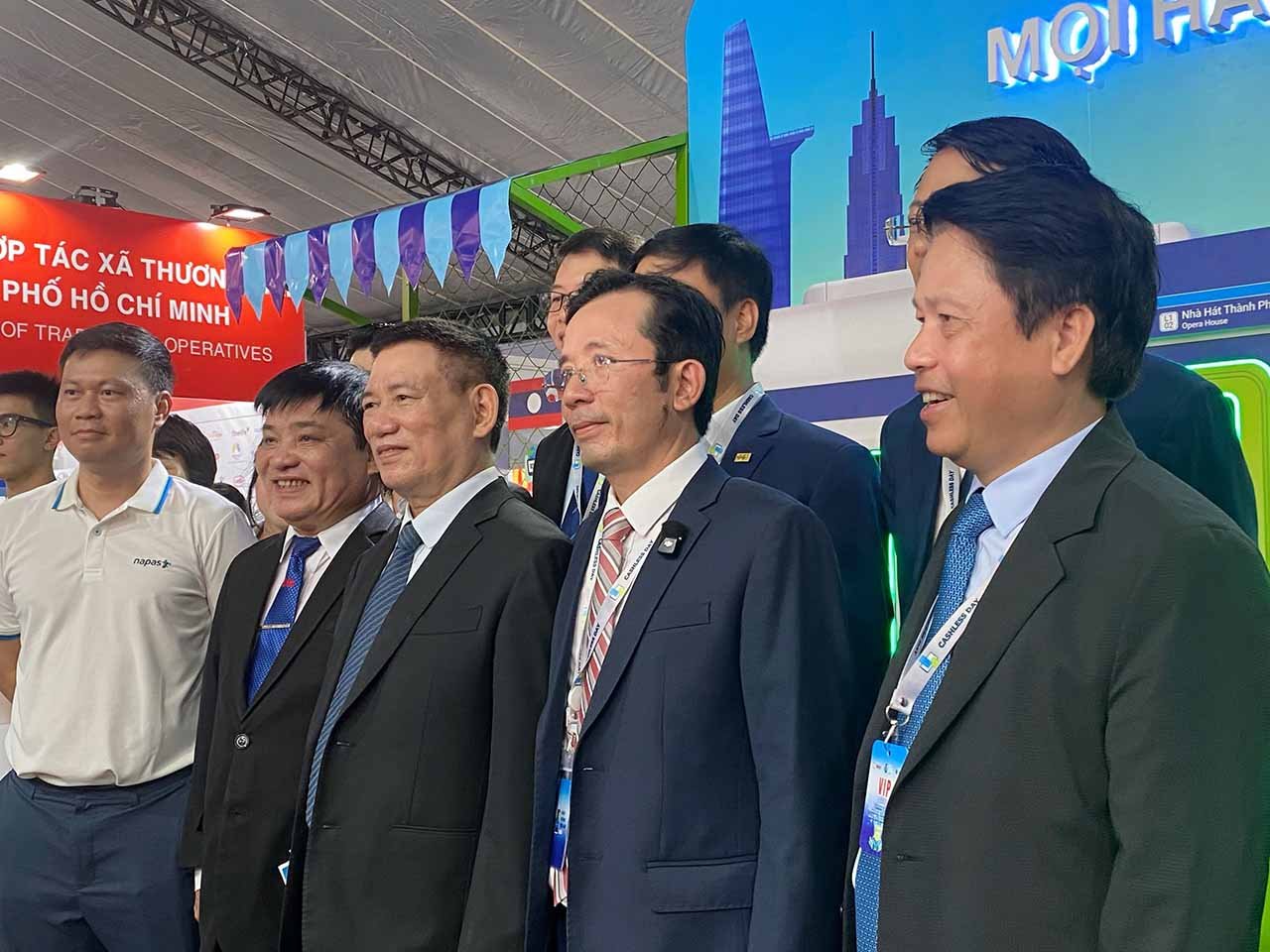 Sau lễ Khai mạc, Phó Thủ tướng Chính phủ Hồ Đức Phớc cùng đại diện các bộ, ngành và doanh nghiệp tham quan các gian hàng trưng bày tại Ngày hội. Phó Thủ tướng ghi nhận nỗ lực của Ngân hàng Nhà nước, UBND TP.HCM, Báo Tuổi Trẻ, Bộ Công thương, Sở Công thương TP.HCM, NAPAS các đơn vị đã khởi xướng, tổ chức chuỗi hoạt động Ngày không tiền mặt suốt 7 năm qua một cách nhất quán, sáng tạo và có chiều sâu.