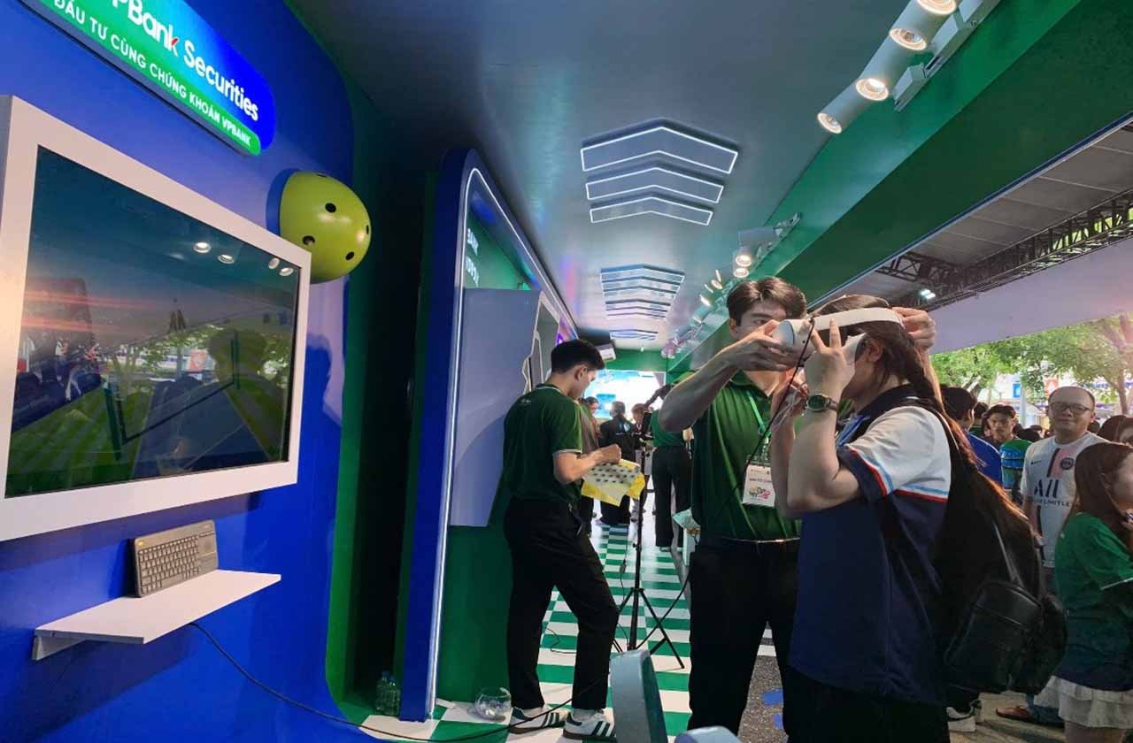 Đông đảo khách tham quan hứng thú trải nghiệm công nghệ thực tế ảo tại gian hàng triển lãm trong khuôn khổ Ngày hội Không tiền mặt 2025.