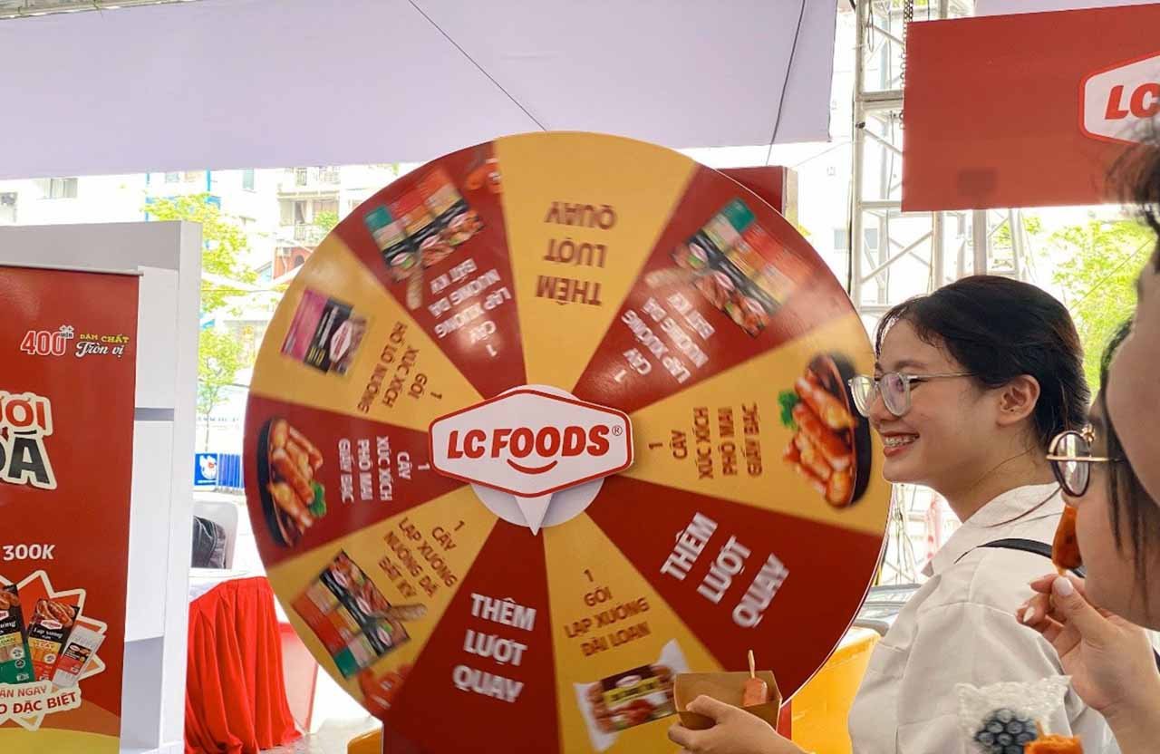 Khách tham quan vô cùng phấn khởi khi tham gia vòng quay may mắn tại các gian hàng