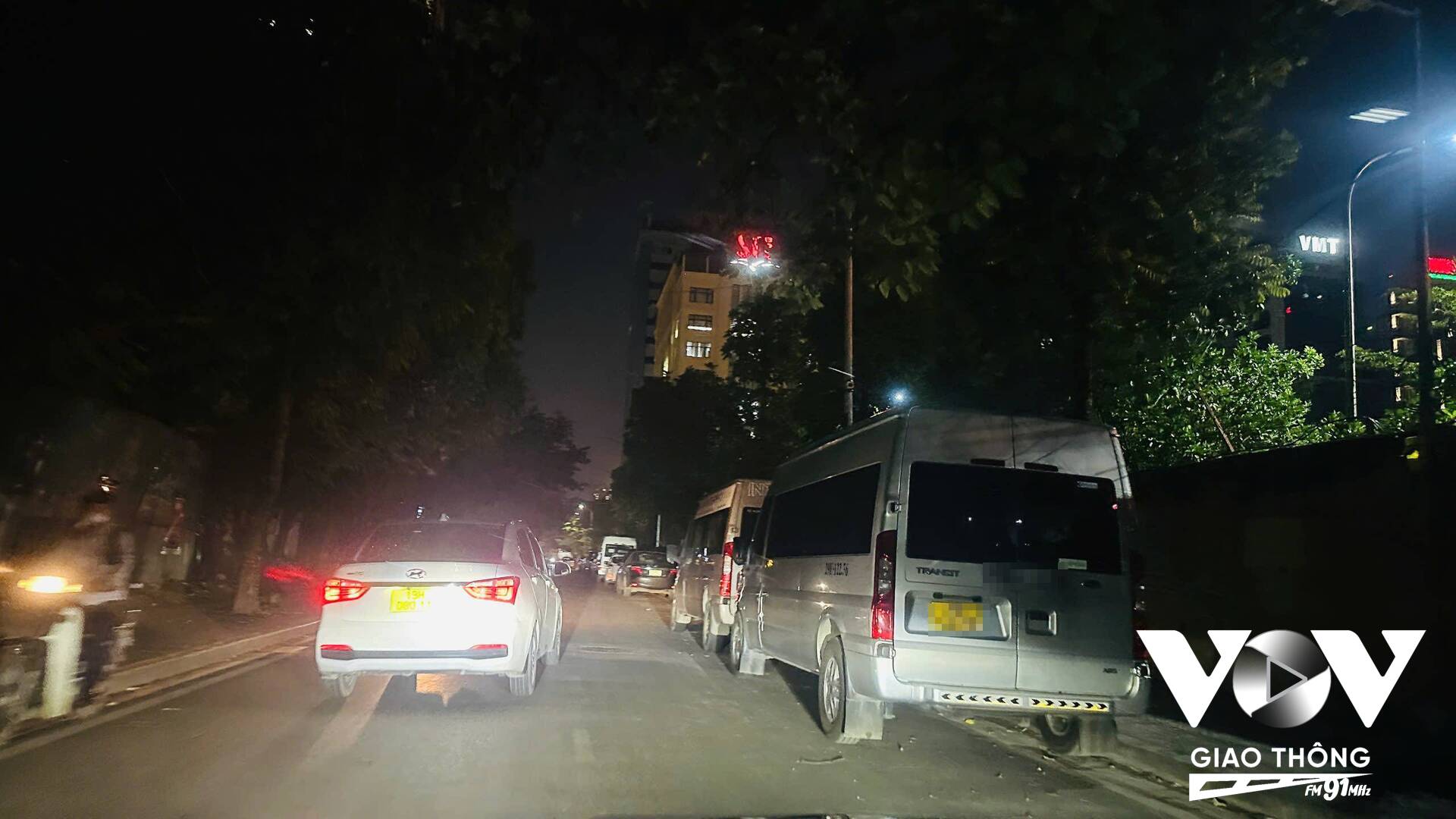 Hàng dài xe ô tô nối đuôi nhau dọc ngõ 7 Phạm Hùng và ngõ 86 Duy Tân