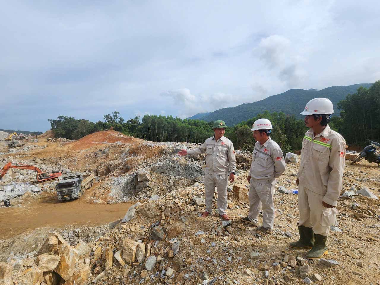 Đại tá Nguyễn Văn Toàn, GĐ điều hành gói thầu XL11, Ban Điều hành Trường Sơn 5 cho biết, với khối lượng đào 2,7 triệu m3 đá, sau hơn 3 tháng ròng thi công xuyên đêm hiện chỉ còn 750.00m3