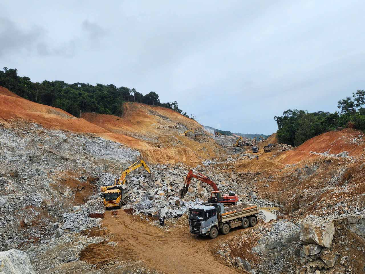 Đường găng lớn nhất của dự án Hoài Nhơn - Quy Nhơn chính là đoạn 2,46Km đất rừng tự nhiên, cuối tháng 12.2024 địa phương mới hoàn thành thủ tục chuyển đổi rừng tự nhiên, trong khi địa bàn tỉnh Bình Định 