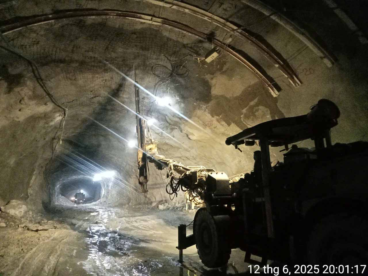 Hầm số 3, tuyến cao tốc Quảng Ngãi – Hoài Nhơn đang vào thời điểm thi công trọng điểm, với hơn 1.200 công nhân, cùng gần 200 đầu thiết bị hoạt động liên tục theo tinh thần “3 ca 4 kíp”