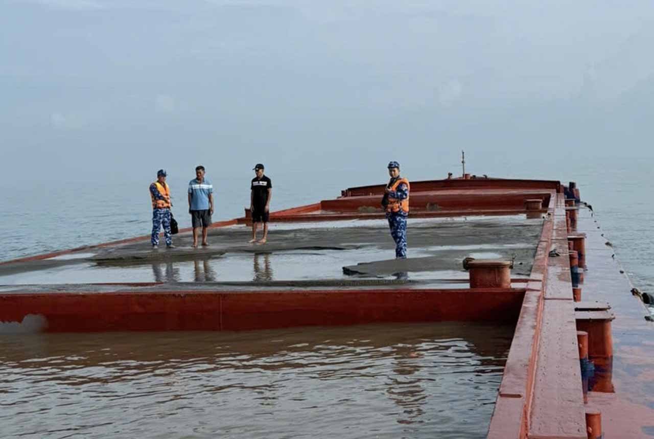 Đoàn Trinh sát số 2 thuộc Cảnh sát biển Việt Nam phát hiện phương tiện vận chuyển cát không có giấy tờ chứng minh nguồn gốc hợp pháp