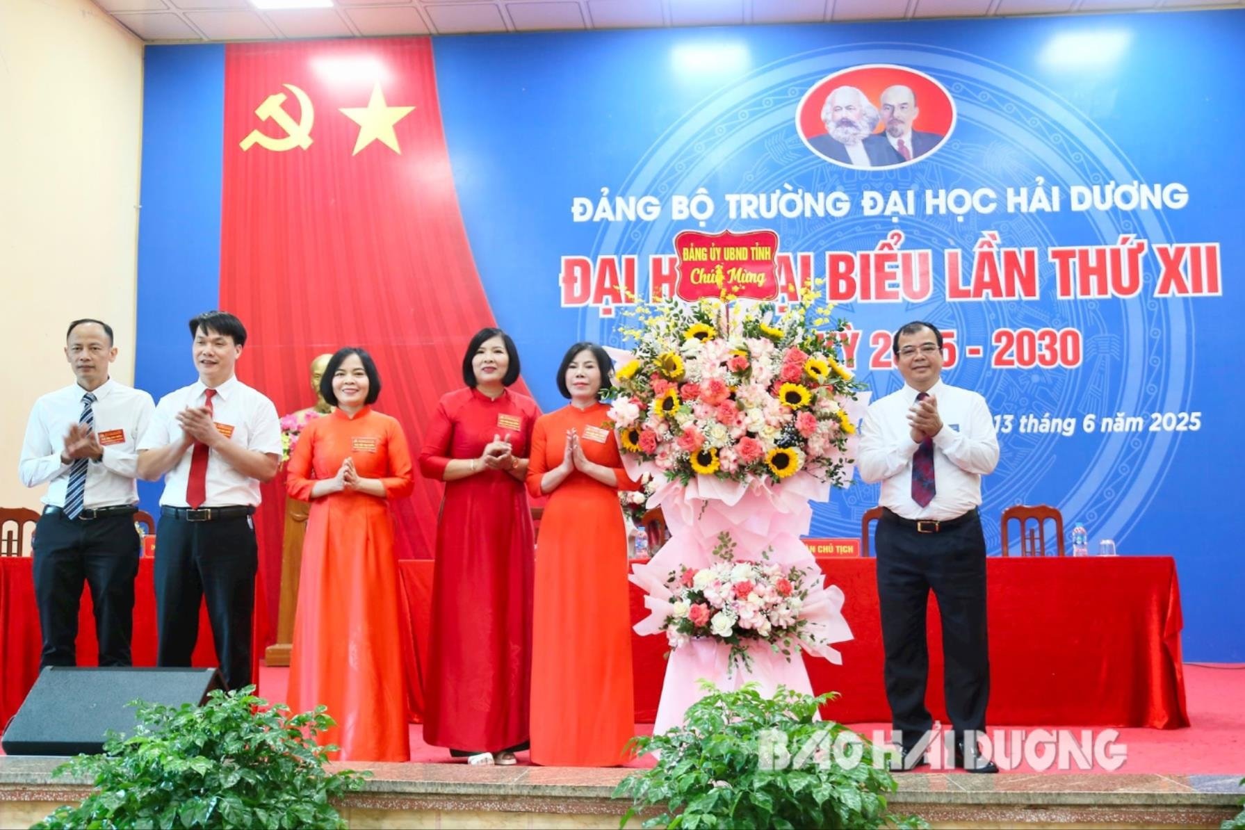 Đồng chí Nguyễn Minh Hùng, Tỉnh ủy viên, Phó Chủ tịch UBND tỉnh tặng hoa chúc mừng Đại hội Đảng bộ Trường Đại học Hải Dương (Ảnh: Báo Hải Dương)