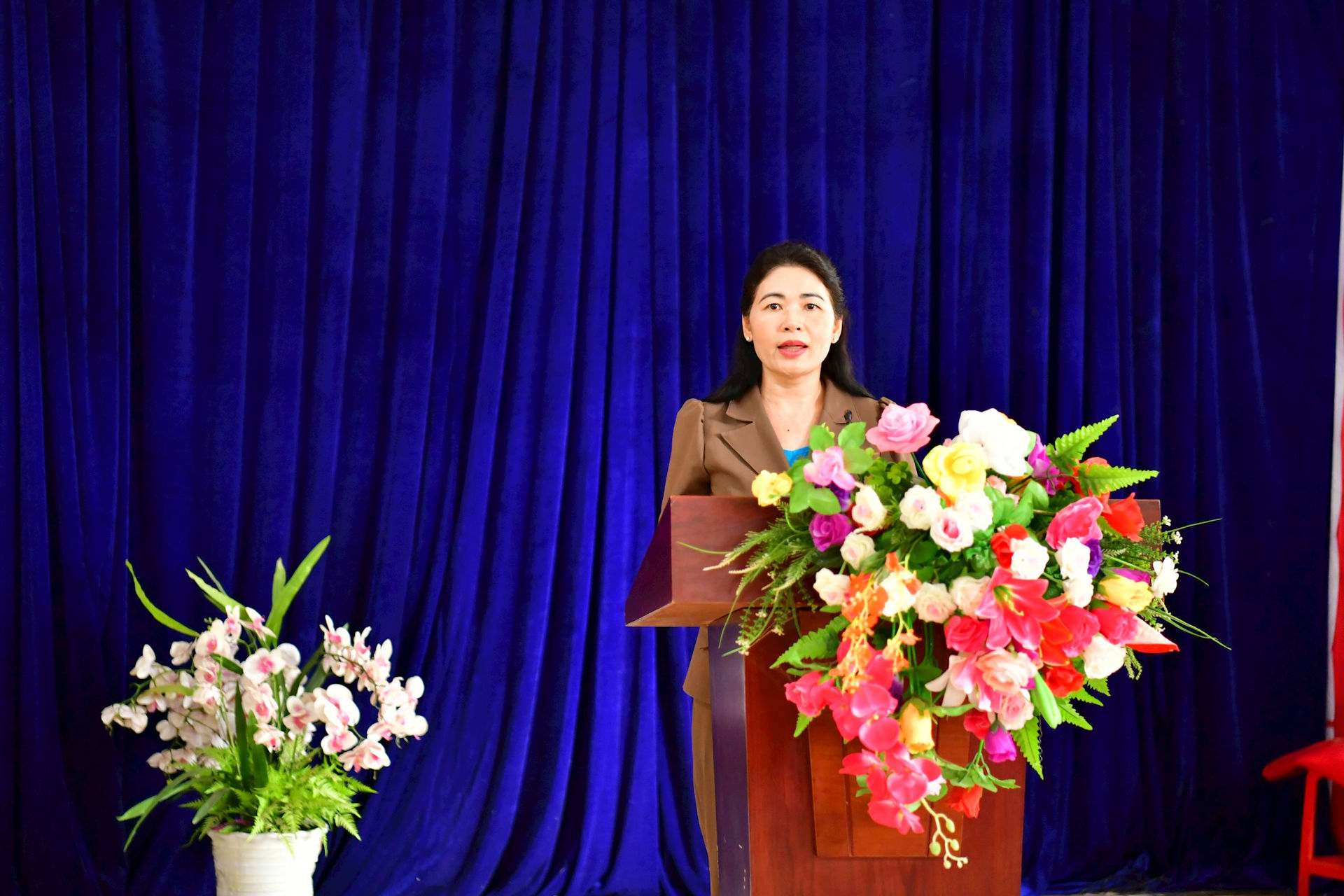 Phó Tổng Kiểm toán Nhà nước Hà Thị Mỹ Dung chia sẻ tại buổi trao kinh phí hỗ trợ xây dựng nhà ở cho hai hộ nghèo trên (Ảnh Báo Kiểm toán)