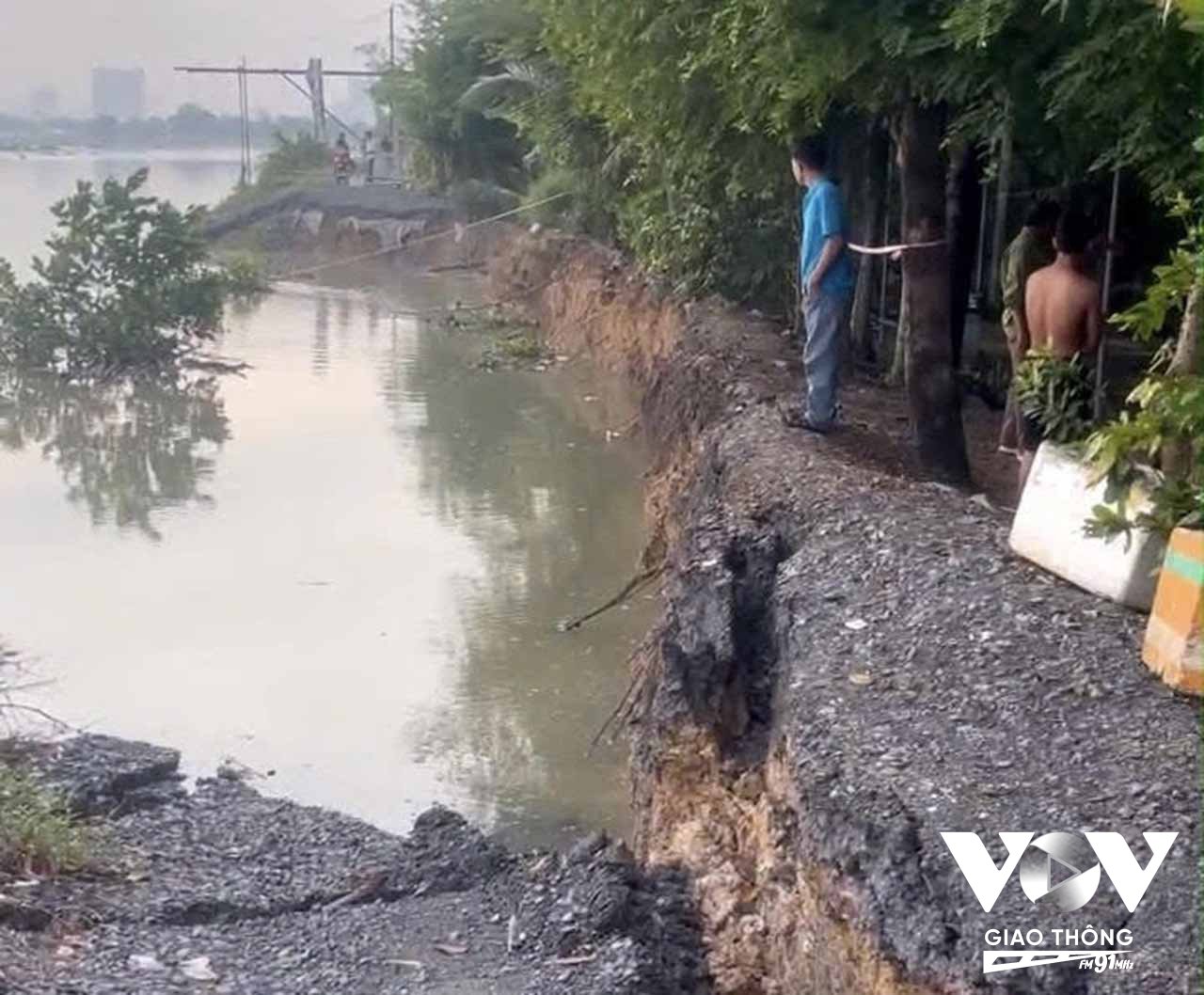 Khu vực đê sông Sài Gòn bị sạt lở nghiêm trọng, đe dọa an toàn nhà dân.