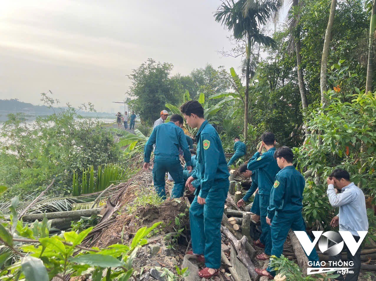 Bờ bao tạm thời được gia cố bằng đất với chiều rộng 1,5m, chiều dài 100m, cao trình mặt đê đạt +2,2m, đảm bảo ổn định khu vực, ngăn chặn sạt lở lan rộng