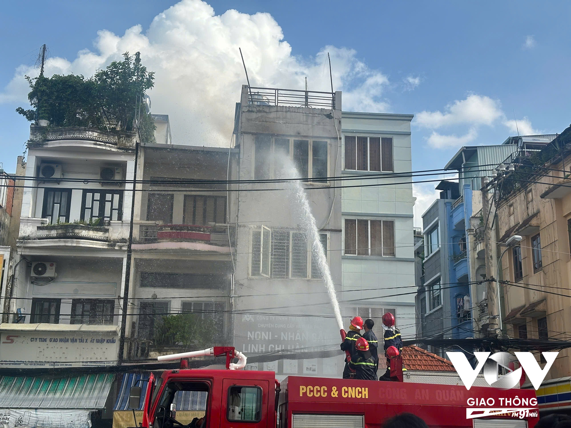 Lực lượng chức năng khống chế đám cháy không để xảy ra lan rộng