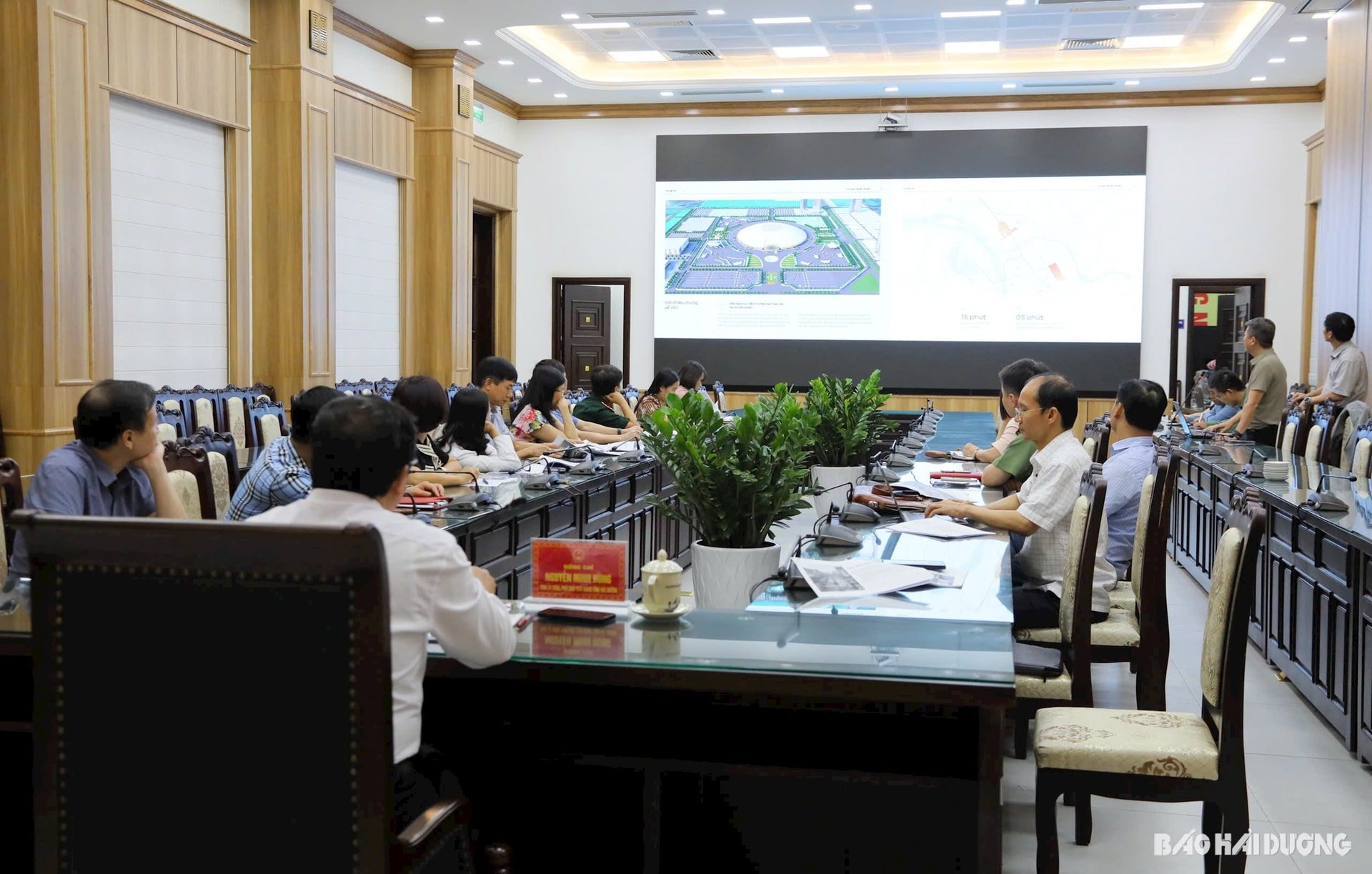 Các đại biểu nghe đơn vị tư vấn trình bày đề cương trưng bày triển lãm (Ảnh: Báo Hải Dương)