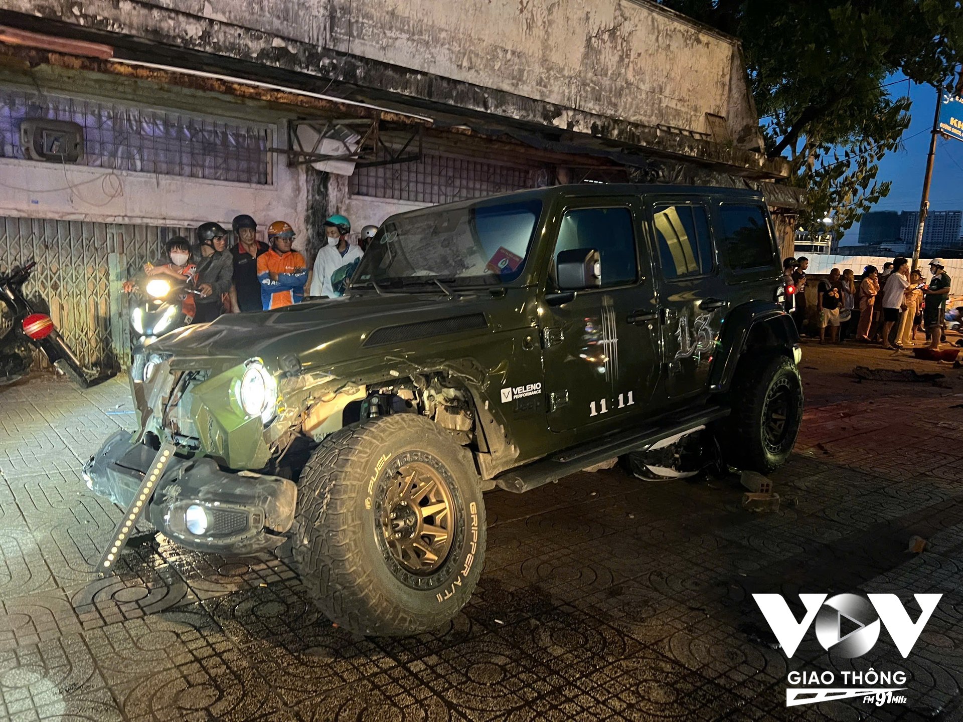 Phương tiện chỉ chịu dừng lại sau khi cuốn một xe máy vào gầm và lao lên vỉa hè