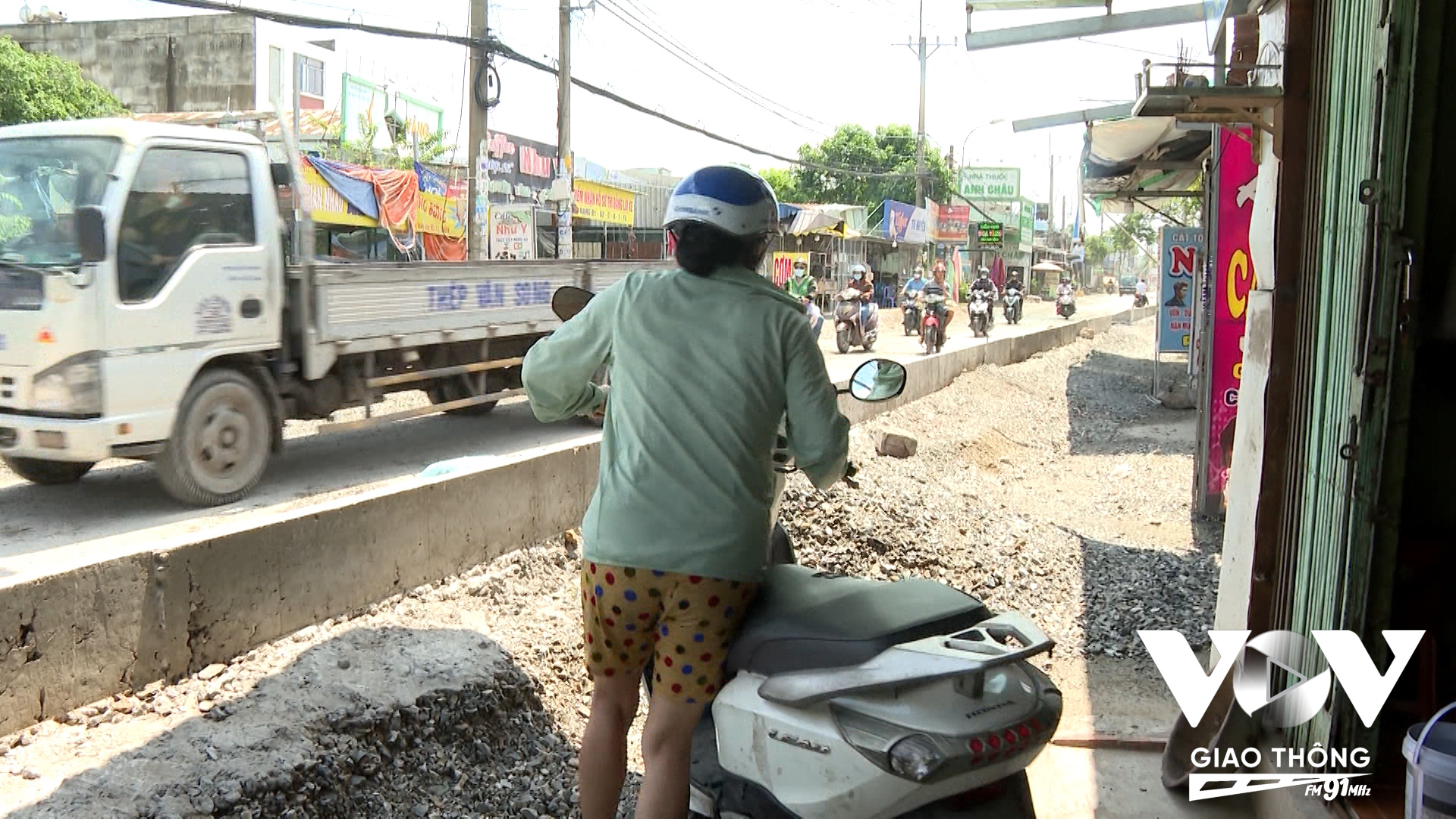 Các phương tiện ra vào nhà gặp rất nhiều khó khăn kể từ khi dự án nâng cao đường Phạm Văn Sáng được triển khai thi công
