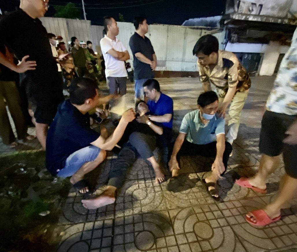 Người nhà nạn nhân ngất lịm tại hiện trường