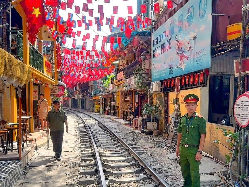 Người dân và du khách được mời di chuyển ra khỏi khu vực nguy hiểm trước giờ tàu chạy