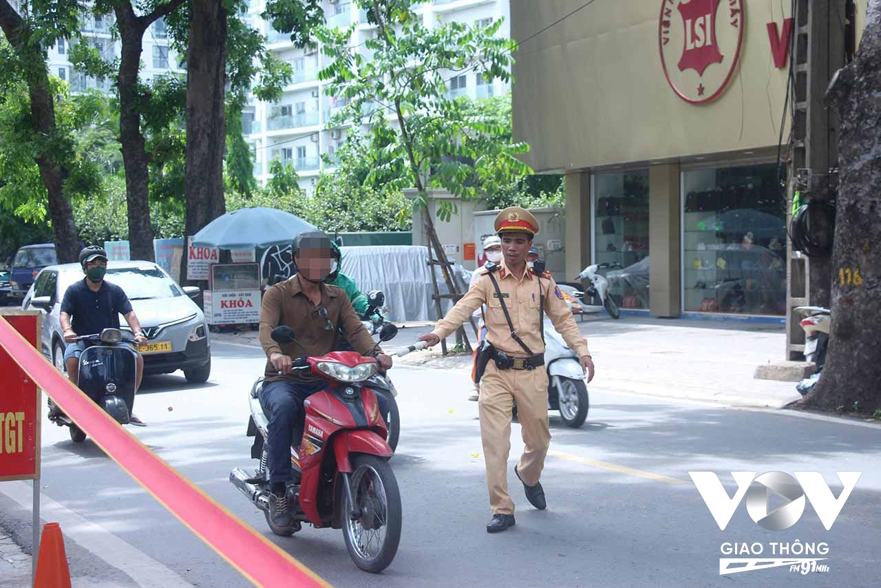 Trong ca làm việc chiều ngày 17/7, tổ công tác của Đội CSGT đường bộ số 2 cũng phát hiện 6 trường hợp vi phạm nồng độ cồn. Trong đó có 5 xe máy và 1 xe đạp vi phạm