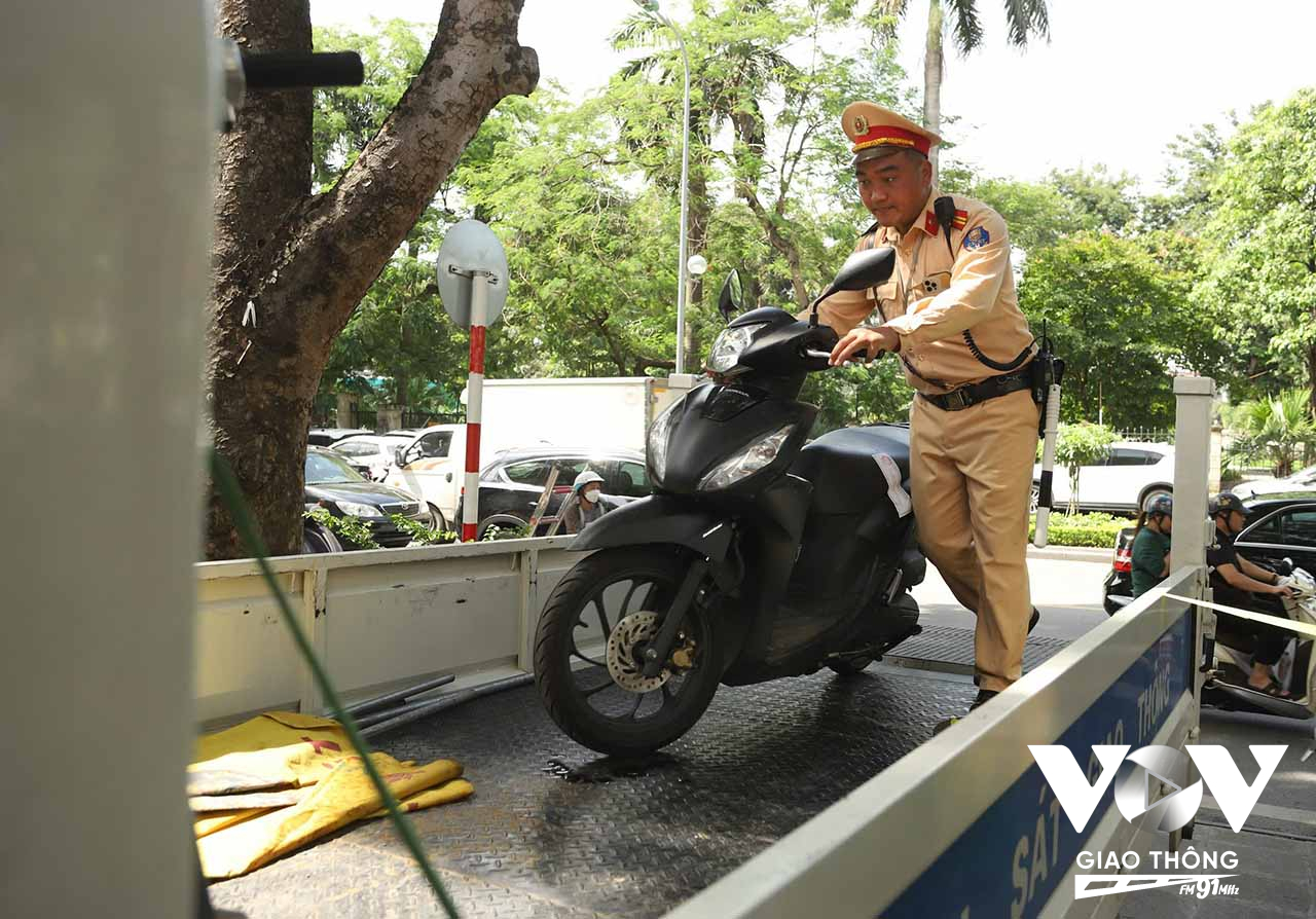 Bên cạnh công tác xử lý vi phạm, các tổ công tác cũng tuyên truyền, khuyến cáo người dân khi đã sử dụng rượu, bia thì tuyệt đối không điều khiển phương tiện tham gia giao thông; người dân có thể sử dụng các phương tiện giao thông công cộng như xe ôm, taxi, xe bus để bảo đảm chấp hành nghiêm chỉnh quy định pháp luật về trật tự an toàn giao thông cũng như bảo đảm an toàn về sức khỏe, tính mạng cho bản thân và những người xung quanh