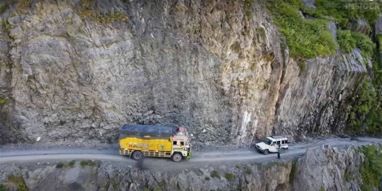 Khi gặp xe ngược chiều ở đoạn đường hẹp, Anku buộc phải lùi hàng trăm mét, thao tác đòi hỏi sự bình tĩnh và chính xác tuyệt đối - Ảnh Business Insider