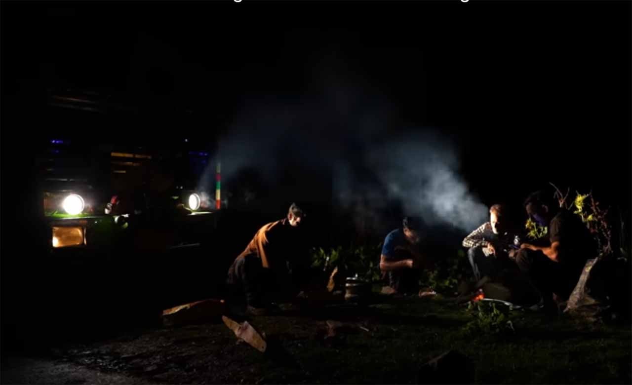 Không quán xá, không điện, các tài xế ăn tối dưới ánh đèn pha sau gần một ngày vượt núi - Ảnh Business Insider