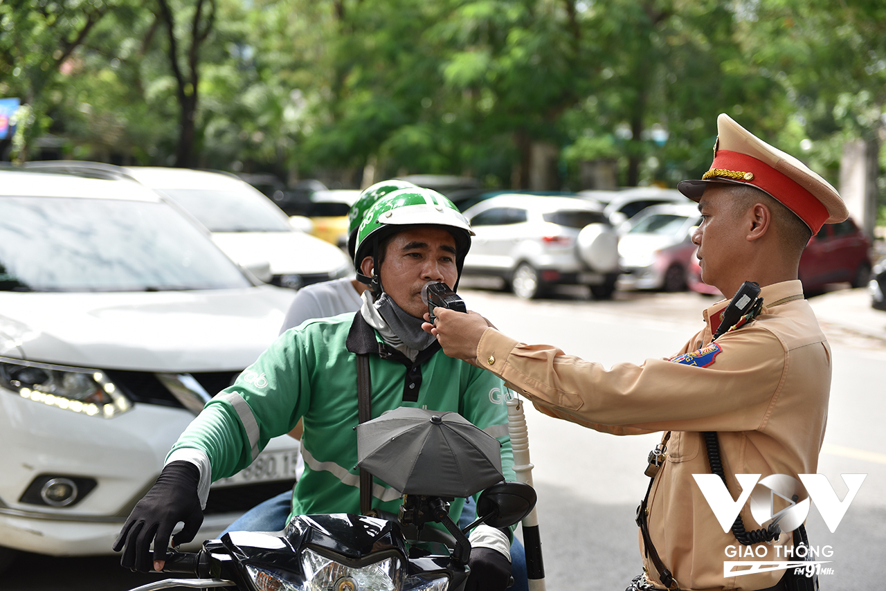 Tất cả các trường hợp nghi ngờ tham gia giao thông trong hơi thở có nồng độ cồn đều được lực lượng CSGT yêu cầu dừng xe để kiểm tra