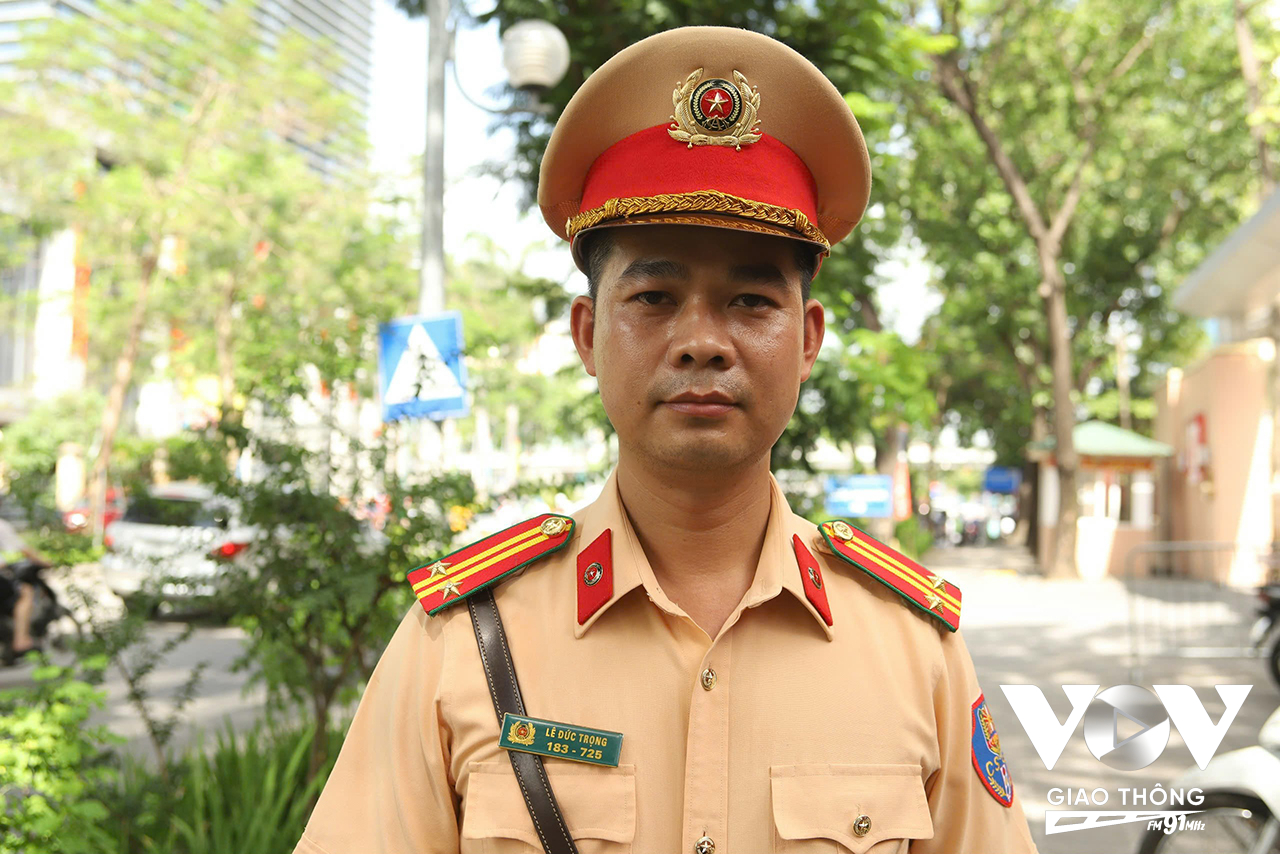 Theo Trung tá Lê Đức Trọng, cán bộ Đội CSGT đường bộ số 3, tình trạng người dân tham gia giao thông sau khi sử dụng rượu bia trong những ngày hè tăng cao. Nắm bắt được tình trạng này, lực lượng CSGT thủ đô đã triển khai nhiều biện pháp để kịp thời phát hiện các vi phạm. Thời gian tới, lực lượng CSGT sẽ tăng cường kiểm tra nồng độ cồn, đặc biệt vào các khu giờ cao điểm như trưa hoặc chiều tối, giờ tan tầm. Lúc này người dân hay có xu hướng sử dụng rượu bia khi tham gia giao thông để kịp thời phát hiện các trường hợp vi phạm, phòng ngừa TNGT có thể xảy ra