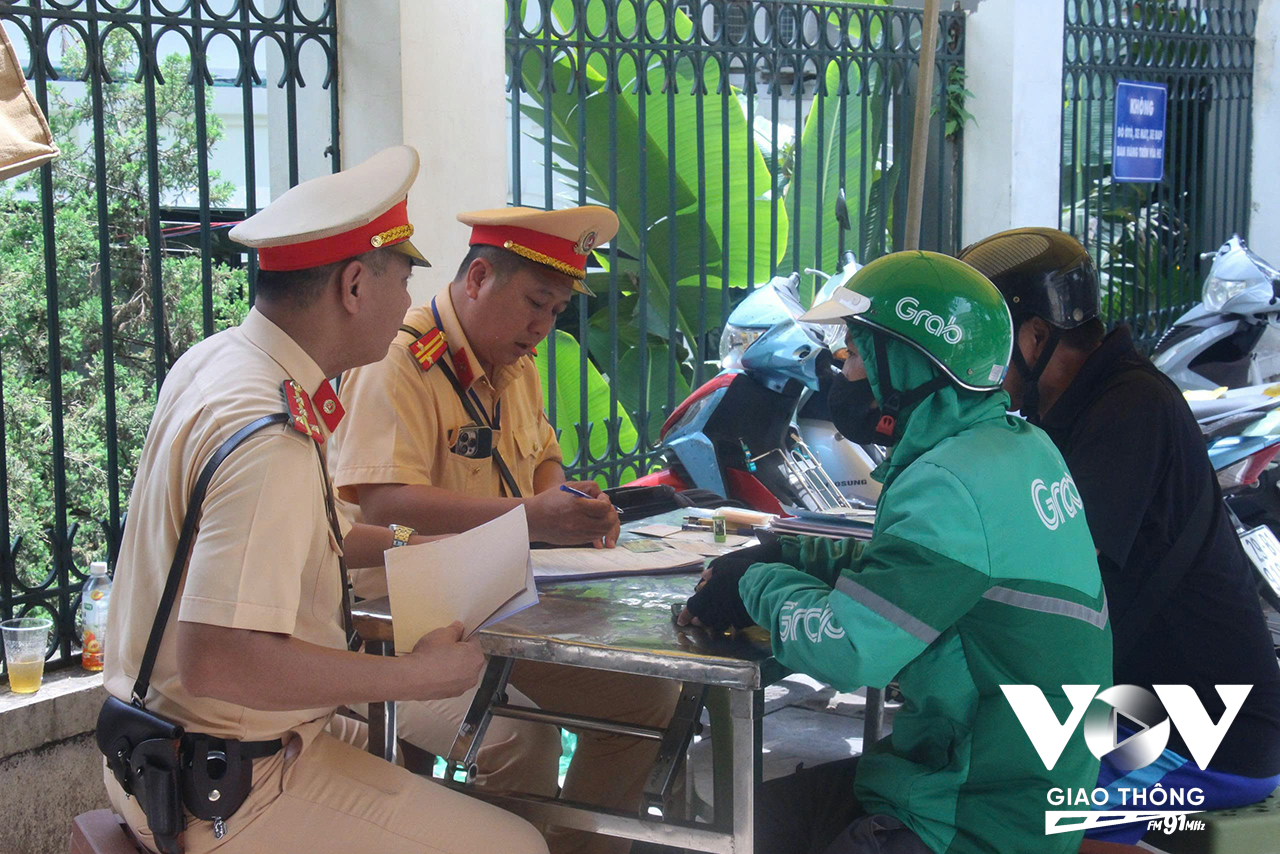 Trong đó, nhiều trường hợp người vi phạm cố tình chây ỳ gây khó khăn cho việc xử lý của lực lượng chức năng. Trong hình, một người vi phạm ở mức 0,881mg/L khí thở (gấp đôi mức vi phạm cao nhất theo Nghị định 168/2024/NĐ-CP), liên tục cho rằng uống nước ngọt nhưng vẫn phát hiện nồng độ cồn. Tổ công tác đã thực hiện tạm giữ xe của tài xế này theo quy định