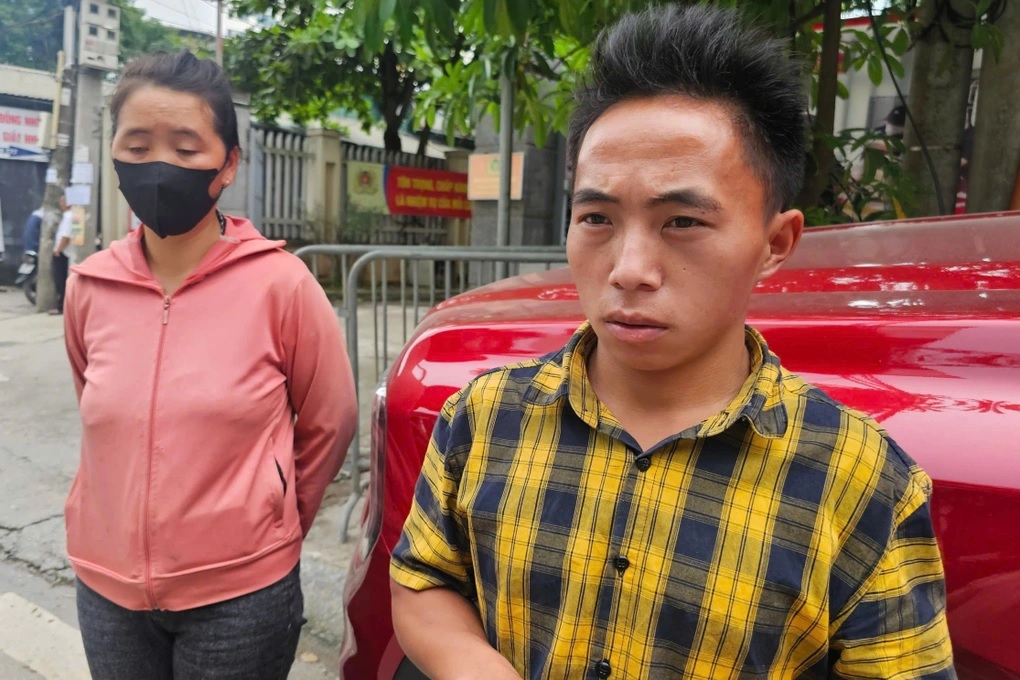 Anh Giàng Hồ (25 tuổi) và chị Cư Mủa (32 tuổi) bị nhóm tài xế 'chặt chém' tổng số tiền 4,9 triệu đồng. Ảnh: H.C