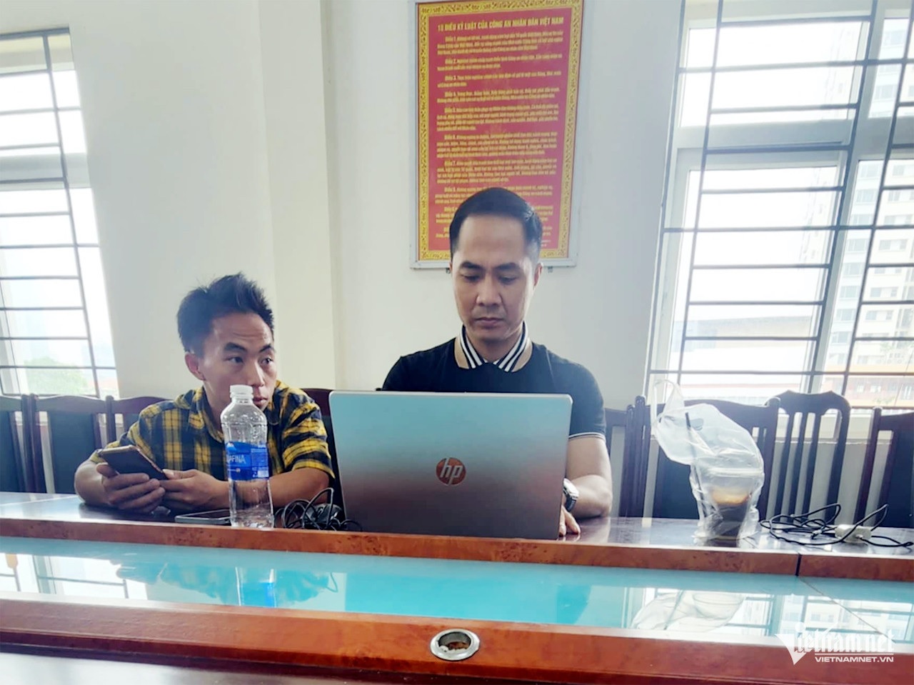 Nạn nhân làm việc với cơ quan công an vào sáng 16/6. Ảnh: Tiến Dũng/Vietnamnet