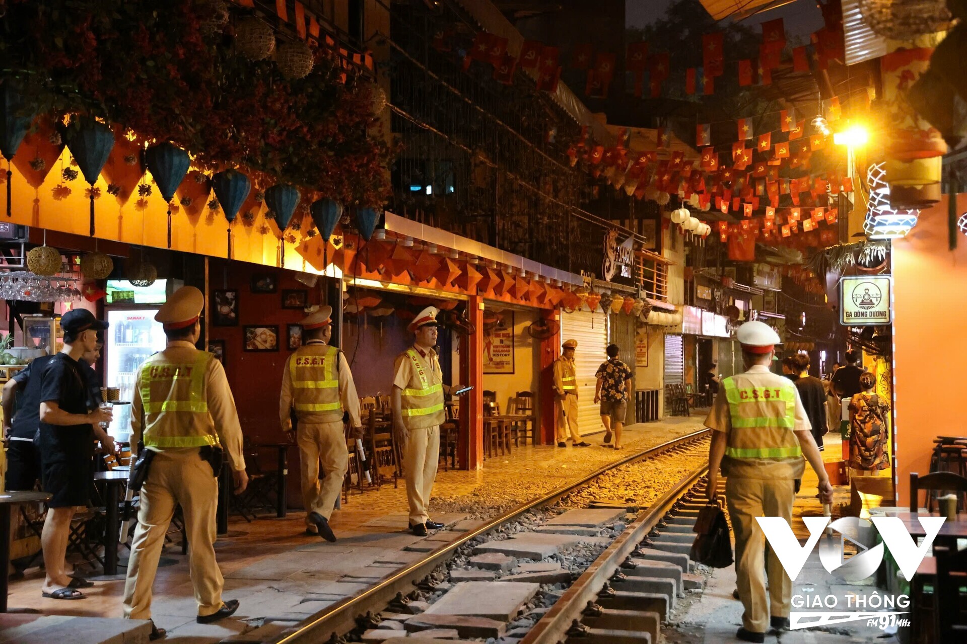 Nhiều tuần qua, lực lượng chức năng tại Hà Nội đã liên tục tuần tra kiểm soát dọc tuyến đường sắt, đặc biệt là các điểm đông người tụ tập như đoạn qua các phố Trần Phú, Phùng Hưng, Lê Duẩn…