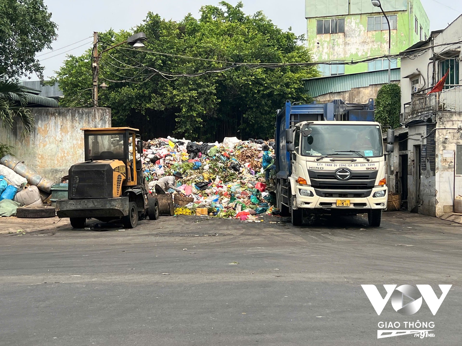 Trạm trung chuyển rác Tân Hoá thường xuyên quá tải khiến người dân sinh sống quanh đây ngán ngẩm