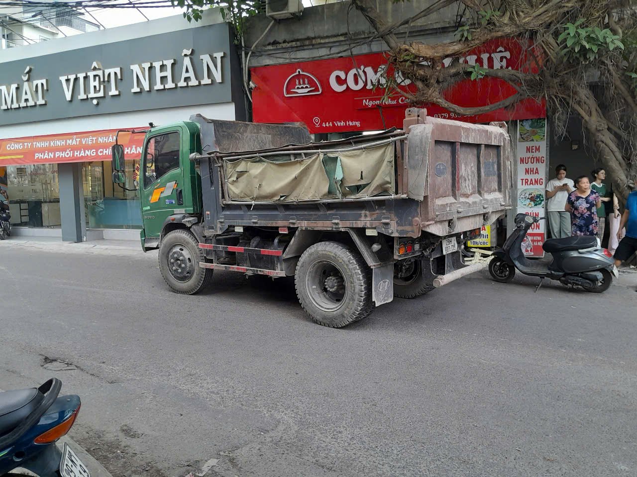 Vụ tai nạn ngày 15/6 va chạm giữa một bé trai 5 tuổi với xe tải tại dốc Vĩnh Hưng