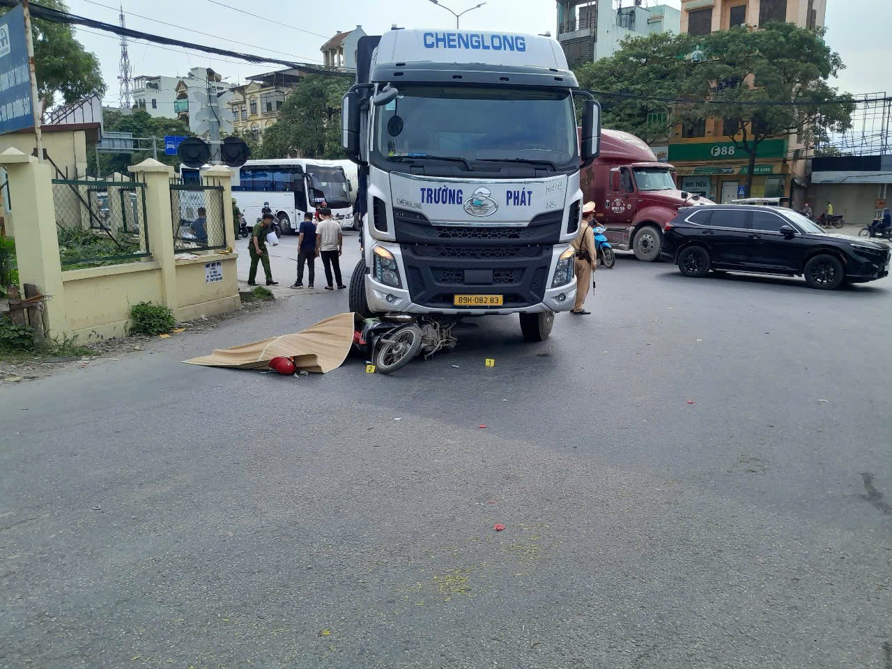 Vụ va chạm giữa xe tải với xe máy ngày 3.6, tại ngã ba Ngọc Hồi – Phan Trọng Tuệ, Thanh Trì, Hà Nội khiến 1 nữ sinh tử vong