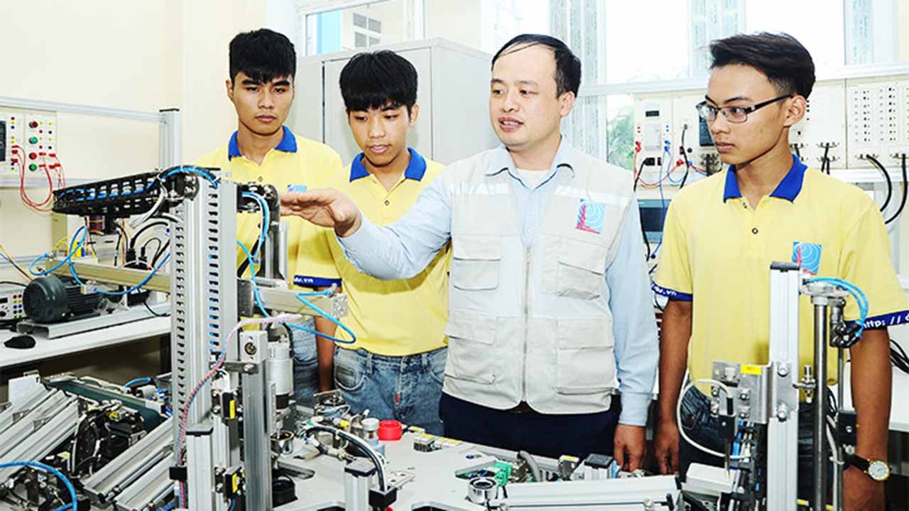 Tiết học nghề tại Trường cao đẳng Điện tử - Điện lạnh Hà Nội. Ảnh: Nhân Dân
