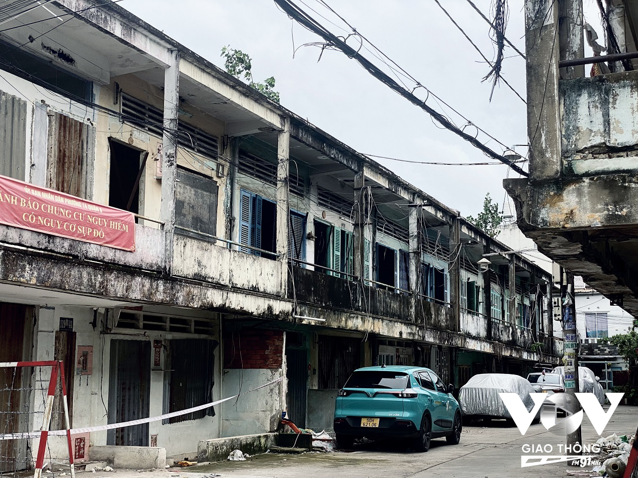 Bên ngoài được rào tôn, bên trong bỏ hoang