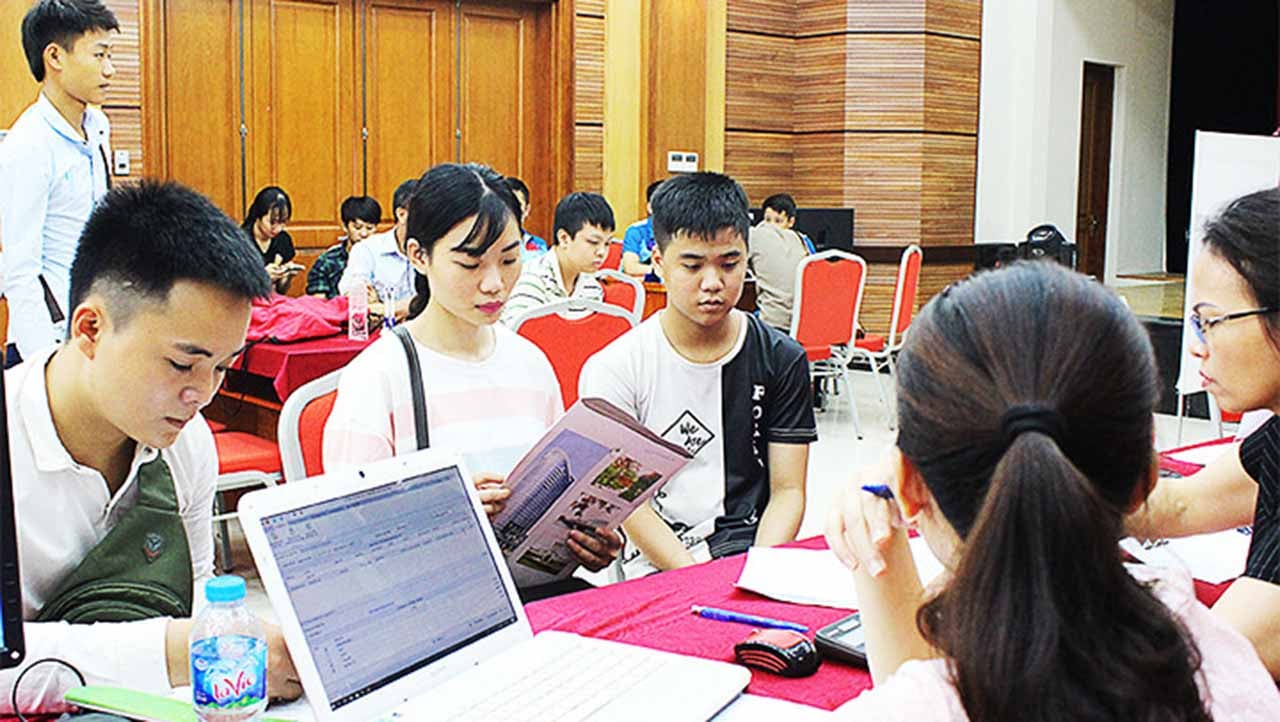 Các bạn trẻ làm thủ tục nhập học tại Trường cao đẳng Cơ điện Hà Nội. Ảnh: Nhân Dân
