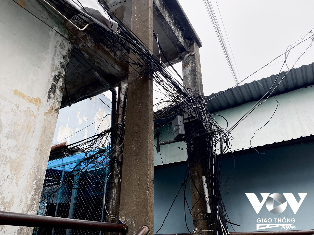 Chung cư bỏ hoang, loang lỗ những vết nứt, cửa sắt rỉ sét bị rào lại bằng dây thép gai