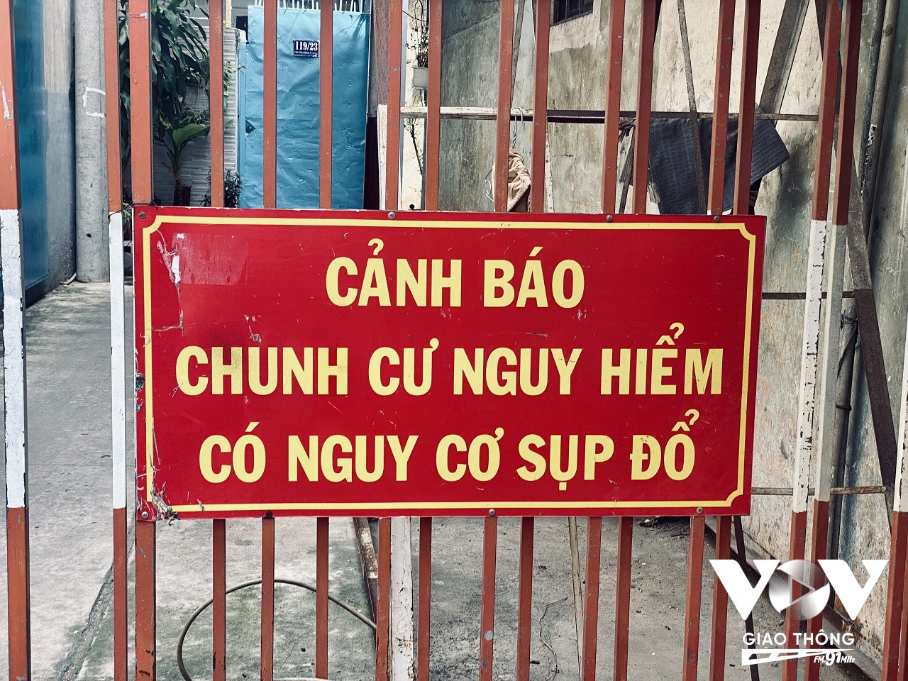 Biển cảnh báo chung cư nguy hiểm có nguy cơ sụp đổ