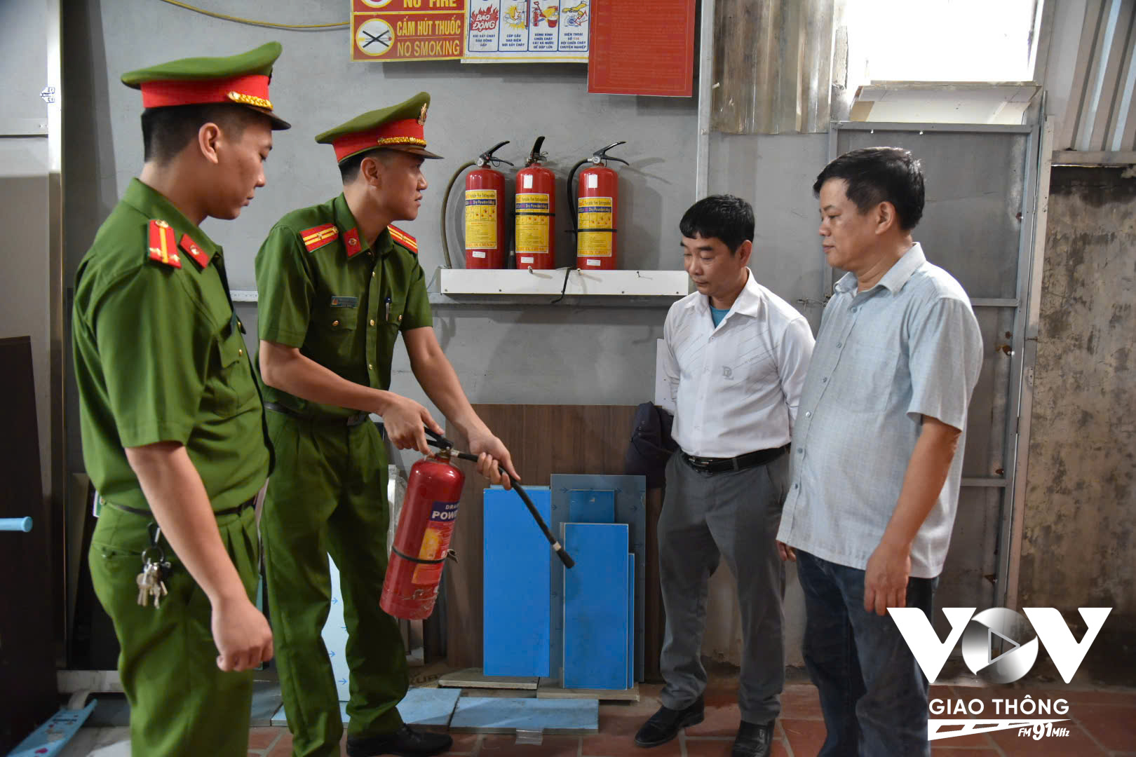 Tổ địa bàn PCCC&CNCH Phúc Thọ phối hợp với Công an xã Thanh Đa tuyên truyền an toàn PCCC tại các cơ sở thuộc làng nghề mộc Phú An