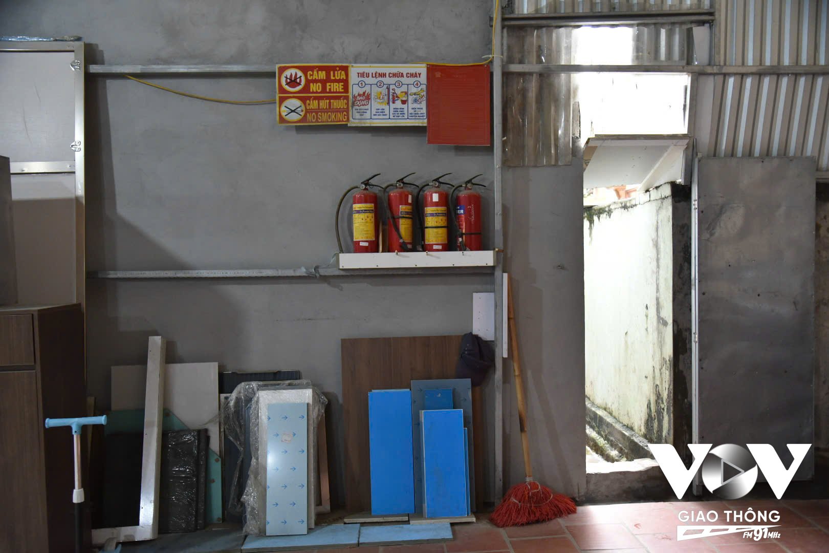 Một số thiết bị PCCC tại chỗ được trang bị tại một cơ sở sản xuất đồ gỗ tại xã Thanh Đa (Phúc Thọ, Hà Nội)