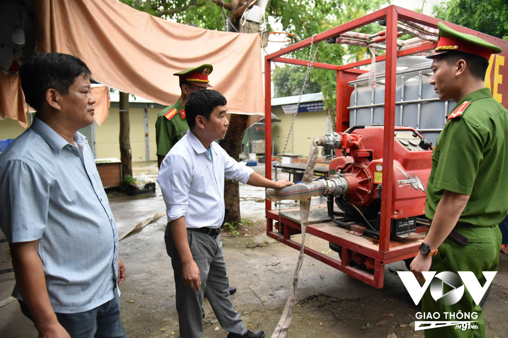 Ông Nguyễn Tiến Quyền – Chủ tịch Hội làng nghề mộc Phú An giới thiếu về chiếc xe chữa cháy ‘mini’