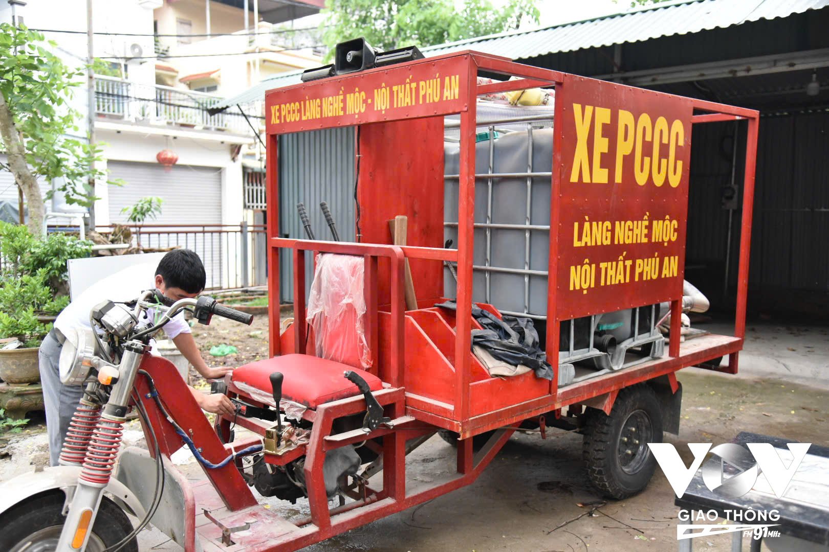 Xe chữa cháy ‘mini’ cách làm sáng tạo ở làng nghề mộc Phú An