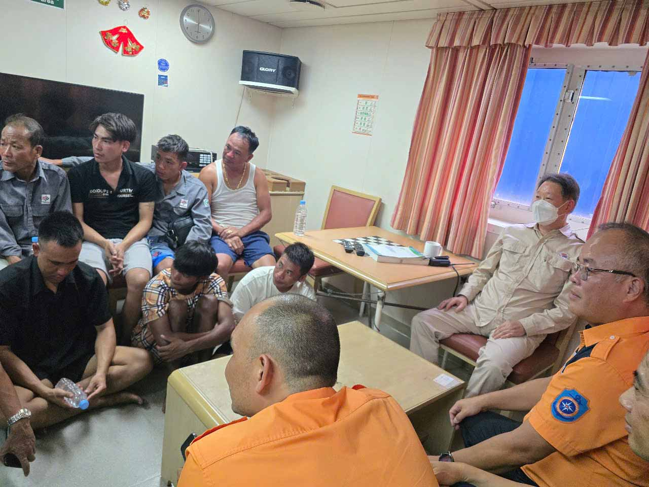 Lãnh đạo Trung tâm tham gia công tác tiếp nhận, bàn giao ngư dân gặp nạn