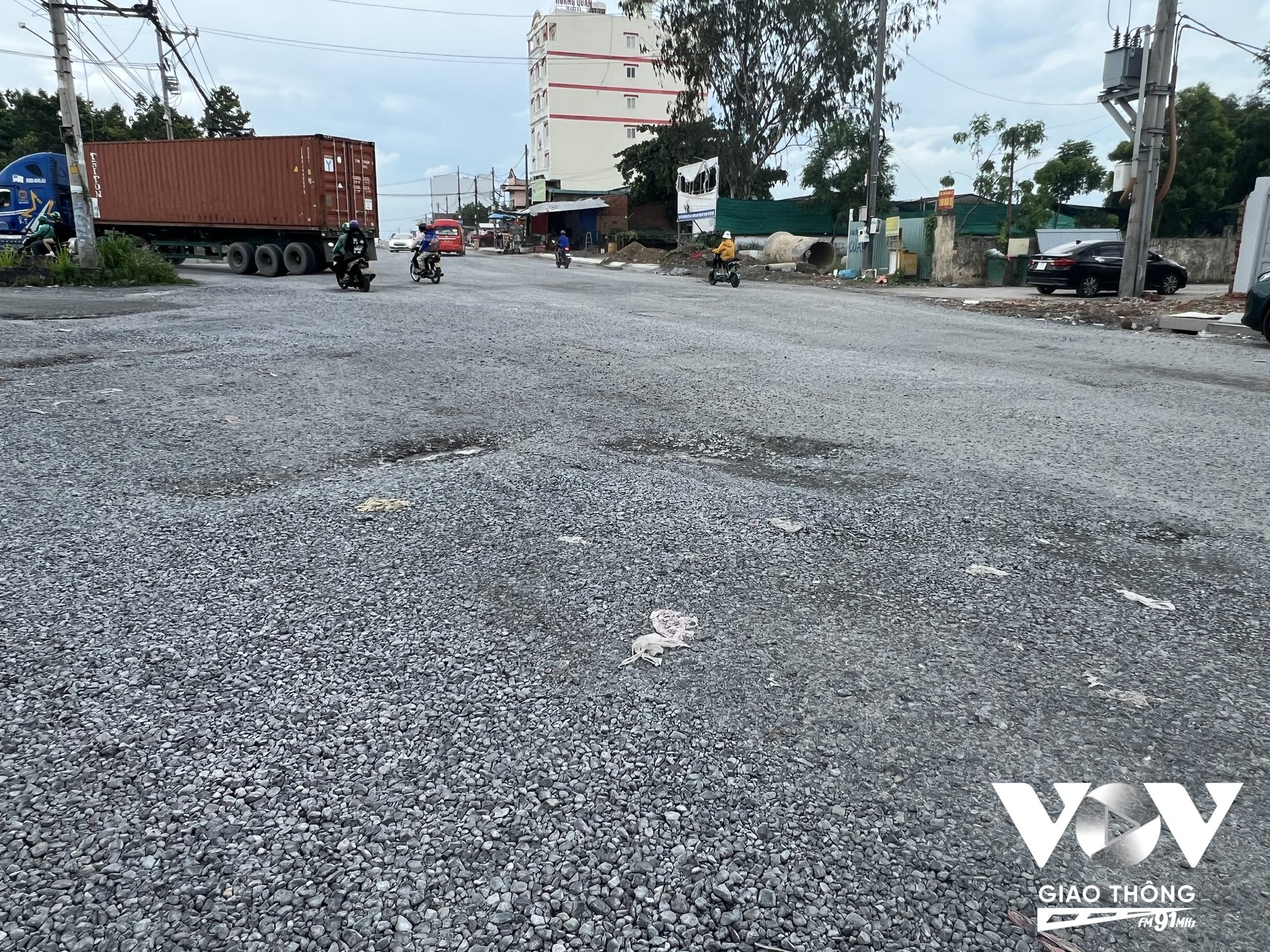 Do lượng xe tải nặng và xe container lưu thông qua đây rất lớn khiến mặt đường liên tục bong tróc dù đã được dặm vá