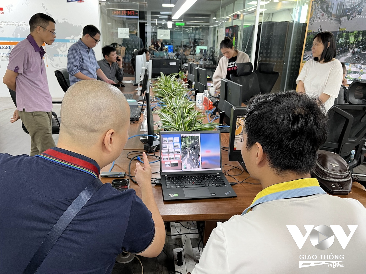 Phóng viên Ban VOV Giao thông Quốc gia phối hợp với các cơ quan báo bạn để thực hiện chương trình phát sóng trực tiếp lễ đưa tang Tổng Bí thư Nguyễn Phú Trọng