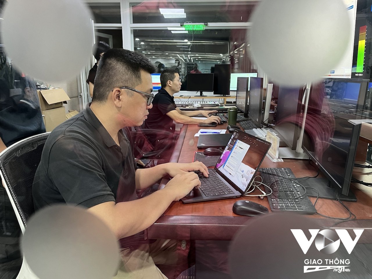 Phóng viên Ban VOV Giao thông Quốc gia tác nghiệp tại sự kiện trực tiếp Lễ tang cố Tổng bí thư Nguyễn Phú Trọng