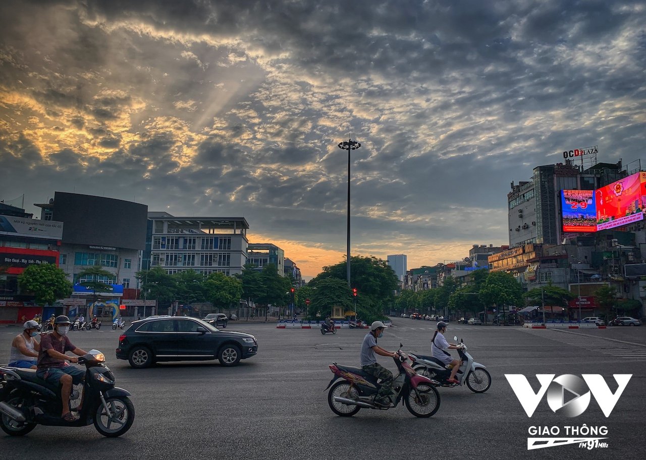 Những ngã tư lớn xuất hiện nhiều hơn trong vài chục năm trở lại đây ở Hà Nội nhưng kèm với đó là việc vắng bóng cây xanh, phải đứng chờ đèn đỏ vài phút đồng hồ giữa trưa hè, khi nắng gắt trên đầu và hơi nóng bố lên từ mặt đường nhựa mới thấy việc thiếu bóng cây xanh đang dần trở nên nghiêm trọng với cuộc sống của người thành phố