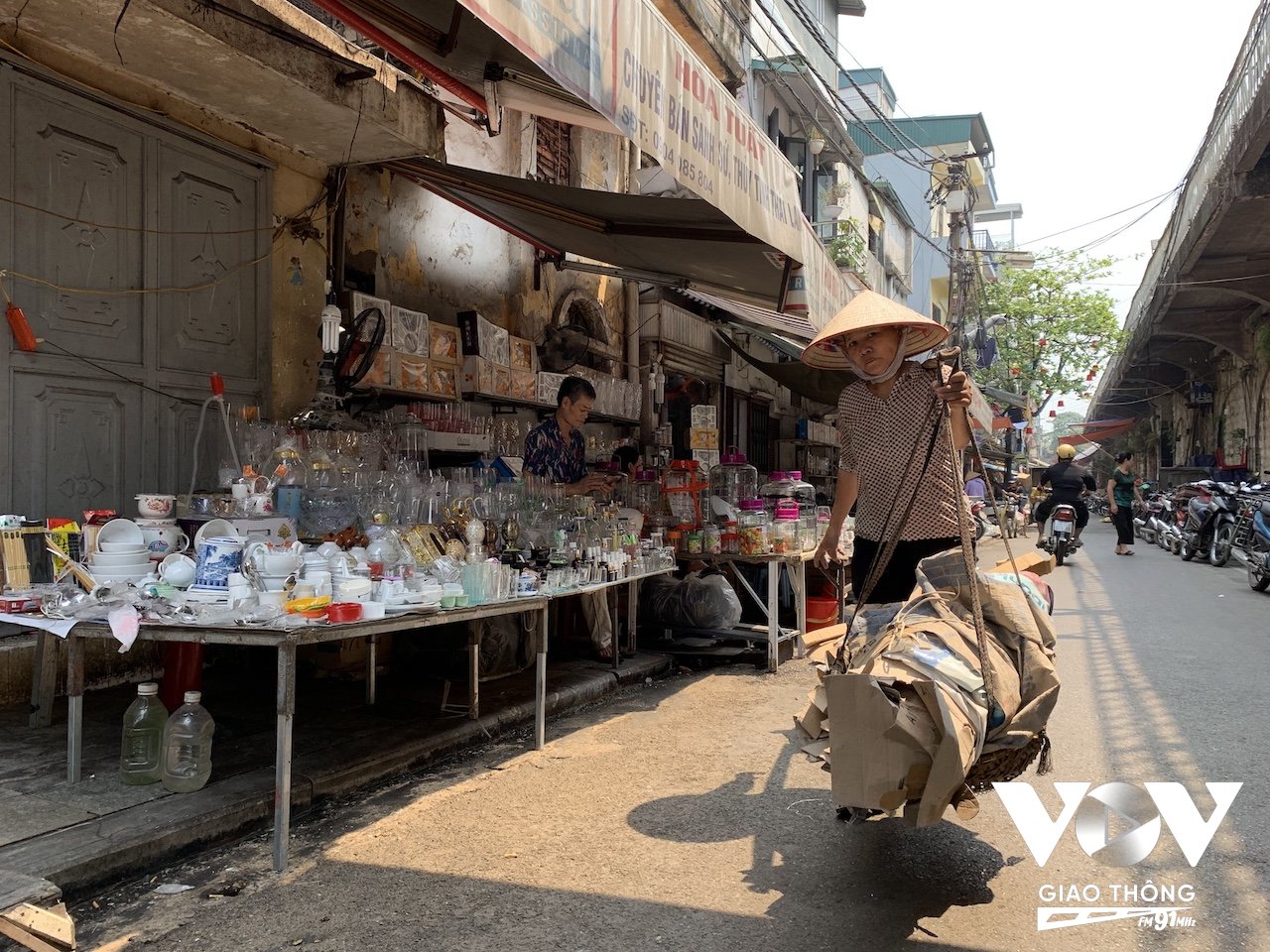 Những người thường xuyên phải lao động ngoài trời xuống sức rất nhanh khi nhiệt độ cao