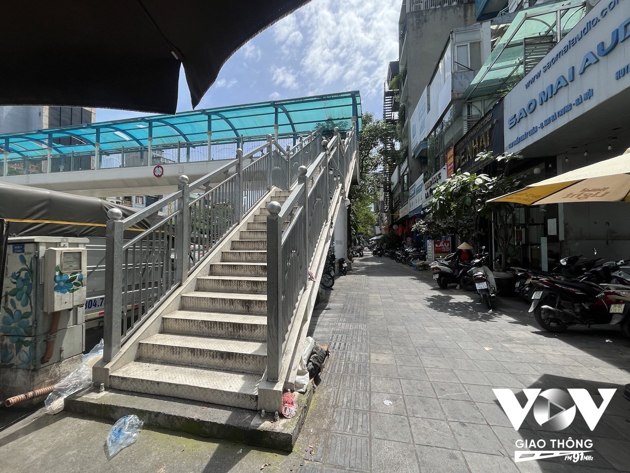Theo thống kê gần đây, Hà Nội hiện có khoảng gần 2 triệu cây xanh đô thị (nhưng số lượng này đã giảm mạnh sau cơn bão lịch sử vào tháng 9/2024)... còn cách xa mục tiêu của thành phố về việc đảm bảo 8-10m2 cây xanh/1 đầu người