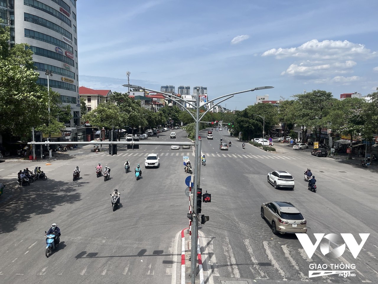 Những cây xanh trên các tuyến phố cũ bị chặt hạ để phục vụ việc mở rộng đường, đồng thời cây mới được trồng chưa thể đáp ứng việc phủ bóng mát, hoặc không có, khiến nhiều tuyến đường trở nên 'trơ trọi'